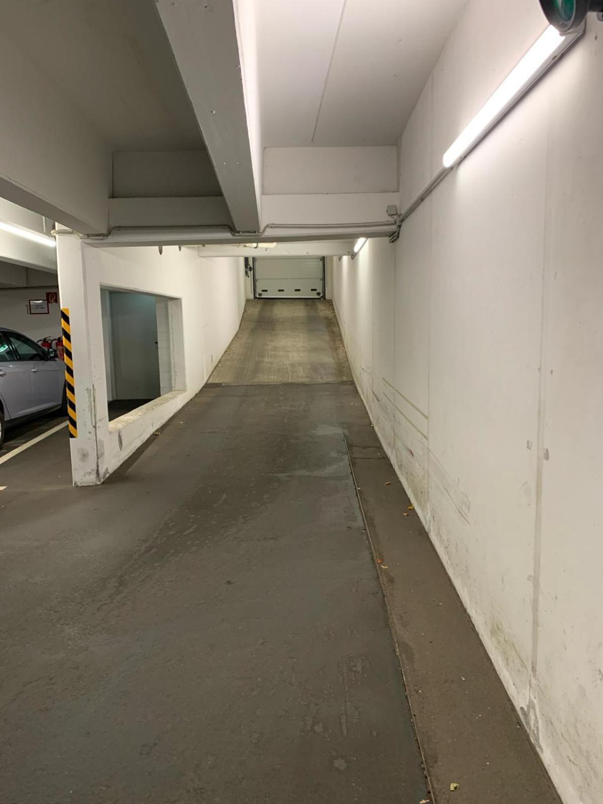 1 Mit Gemeinschaftsraeumen, Tiefgarage *