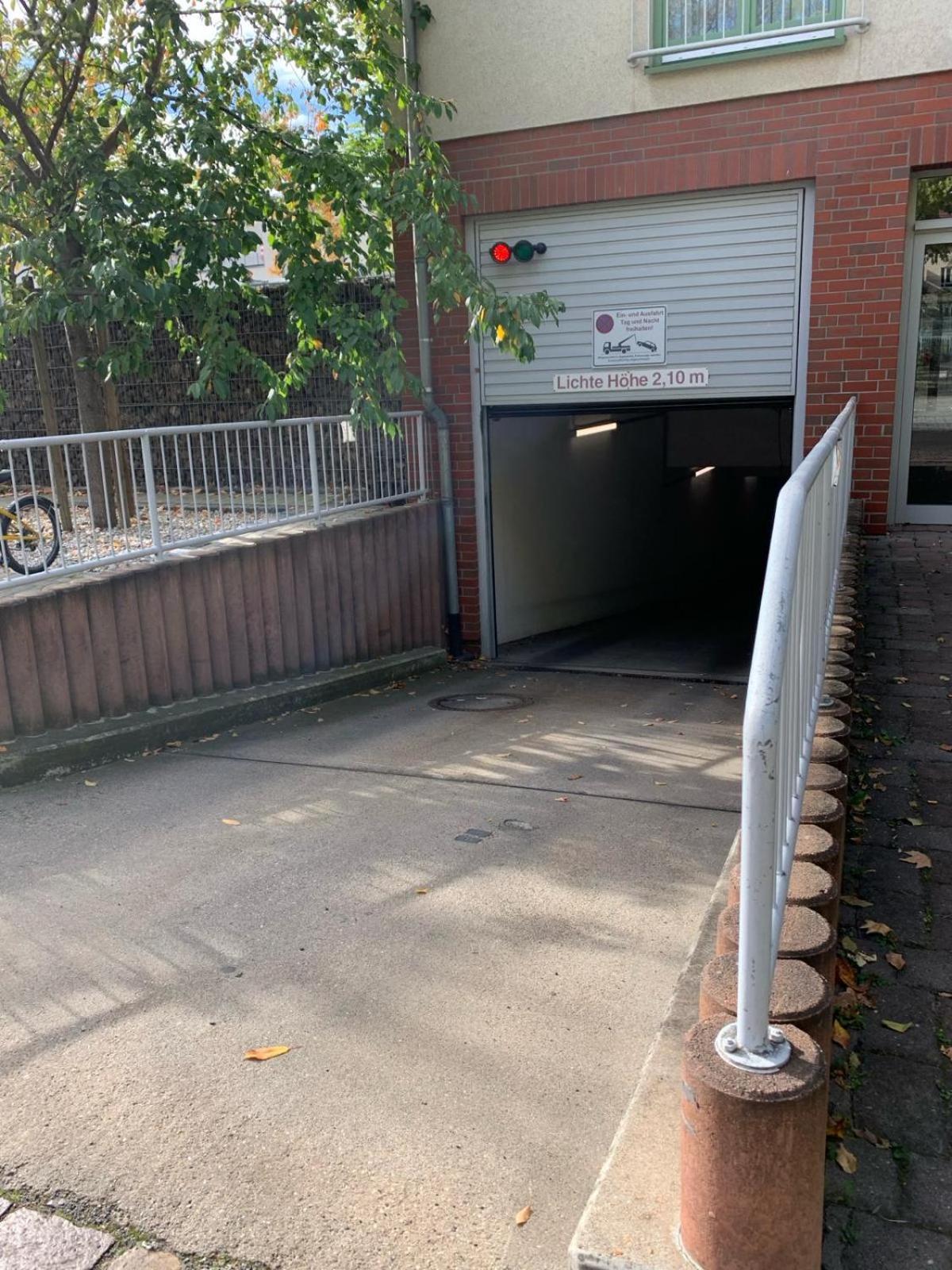 1 Mit Gemeinschaftsraeumen, Tiefgarage *